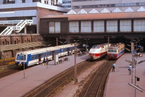 S-Bahn-Triebwagen der ersten und zweiten Generation in Wien Mitte. Dazwischen der Triebwagenschnellzug "Vindobona" nach Prag und Berlin (Mai 1979). 