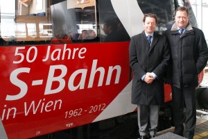 Verbandspräsident Mag. Kai Ostermann (links) und Verbandsgeschäftsführer Ing. Ronald Chodász, "50 Jahre S-Bahn in Wien" am 17.01.2012 Foto: Heinz Katzenbeisser