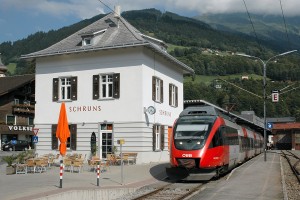 ÖBB 4024 035-0 mit Regionalexpress nach Lindau im Bahnhof Schruns. Diese attraktiven Nahverkehrszüge schaffen Direktverbindungen von der Montafonerbahn über Bludenz, Feldkirch und Bregenz ins bayerische Lindau am Bodensee.