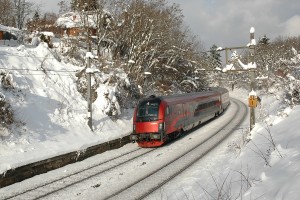ÖBB railjet von München über Linz und Wien nach Budapest im verschneiten Wiener Wald Foto: BAHNINDUSTRIE.at
