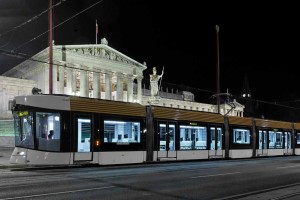 Der in Wien produzierte Straßenbahntriebwagen vom Typ "FLEXITY Outlook" für Marseille auf Probefahrt vor dem Parlament in Wien 