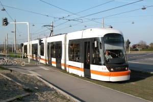 Linzer Niederflur-Straßenbahn, Typ "Cityrunner" bzw. "FLEXITY Outlook" [Linz Tw 013 (Linie 2) Ebelsberg Bhf.]