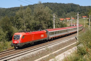 Taurus-Lokomotive ÖBB 1116 127-0 mit InterCity bei Salzburg