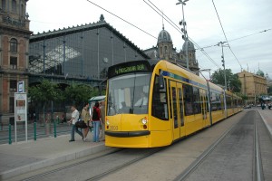 Ein in Wien für Budapest produzierter Straßenbahntriebwagen der neuesten Generation (Typ "COMBINO") vor dem Budapester Westbahnhof 